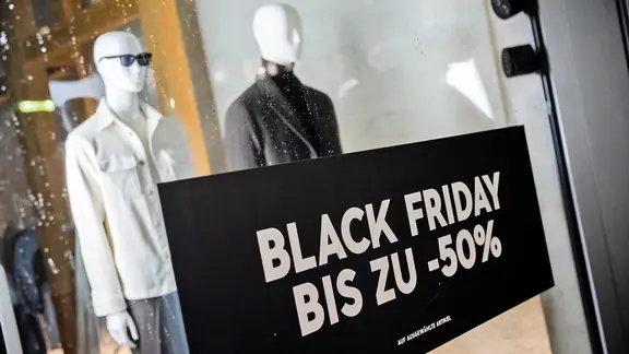 Ein Plakat mit der Aufschrift "Black Friday".