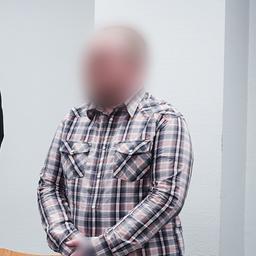 Ein 34-Jähriger steht in Hamburg in einem Gerichtssaal neben seinem Anwalt. Er soll seine Großmutter auf deren Verlangen getötet haben.
