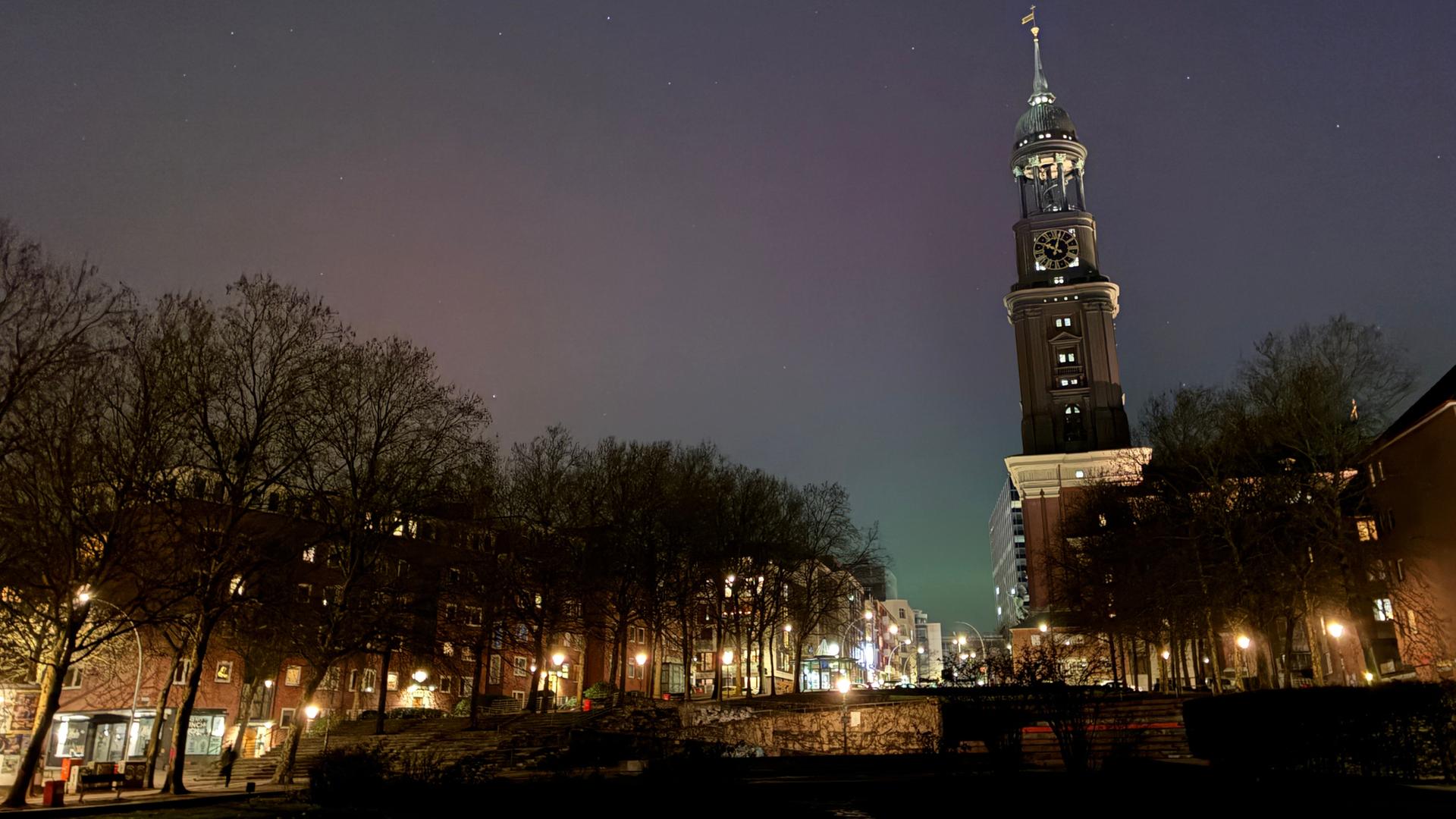 Polarlichter am Nachthimmel über Hamburg zu sehen