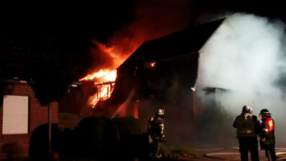 Ein Einfamilienhaus steht in Flammen.