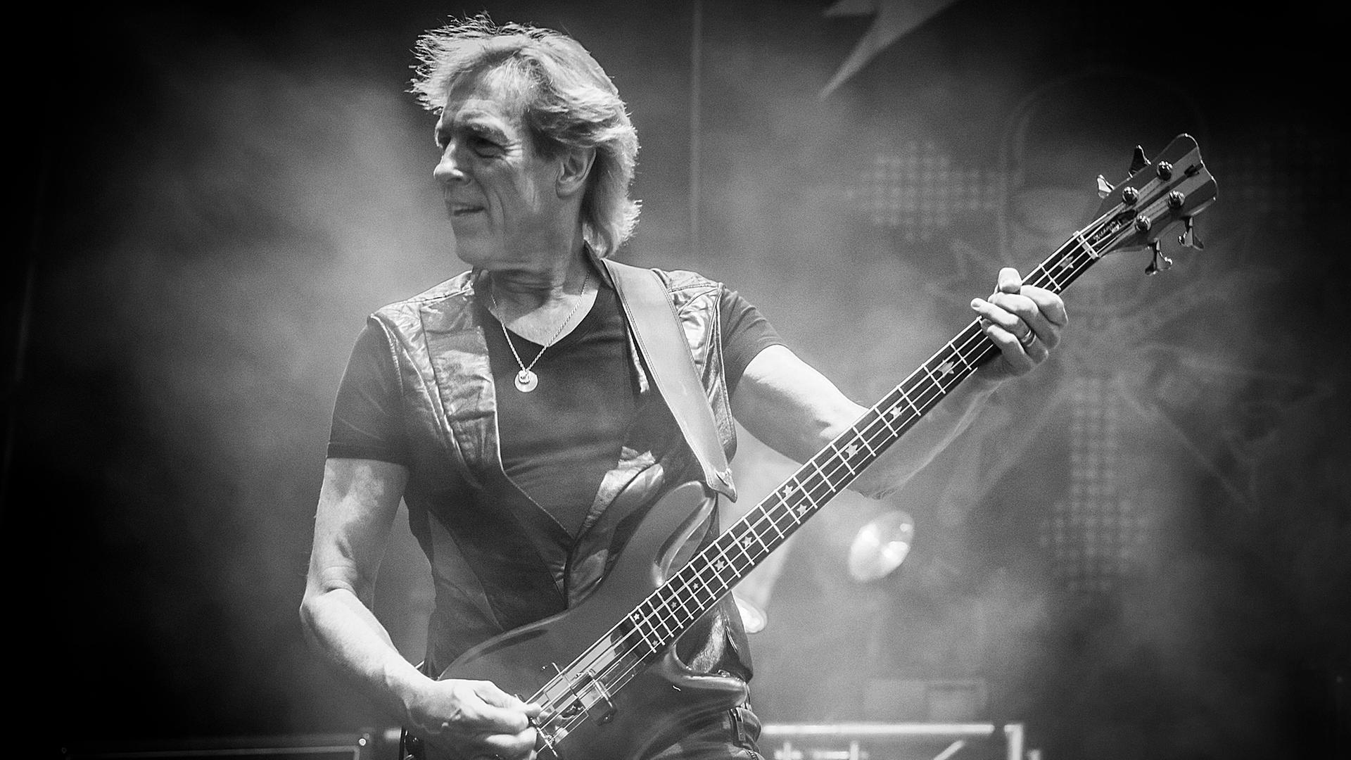 Francis Buchholz mit Bass-Gitarre | picture alliance / IBL Schweden | Helena Larsson /IBL BildbyrÃ¥