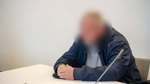 Ein Angeklagter im Landgericht Bad Iburg | NDR-Screenshot Ein Angeklagter im Amtsgericht Bad Iburg
