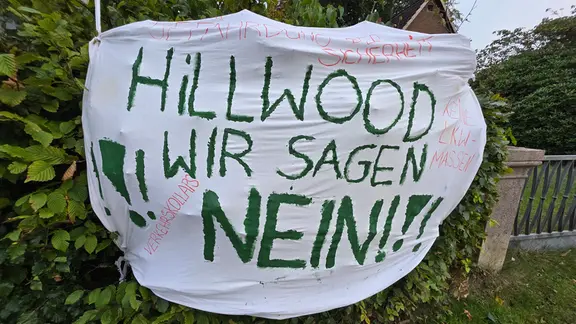 Plakat der Anwohner als Protest gegen das geplante Logistikzentrum des Investors Hillwood in Ellerau
