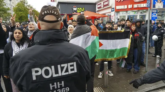 Eine pro-palästinensische Demonstration in Hamburg. | picture-alliance /ABBfoto Eine pro-palästinensische Demonstration in Hamburg.
