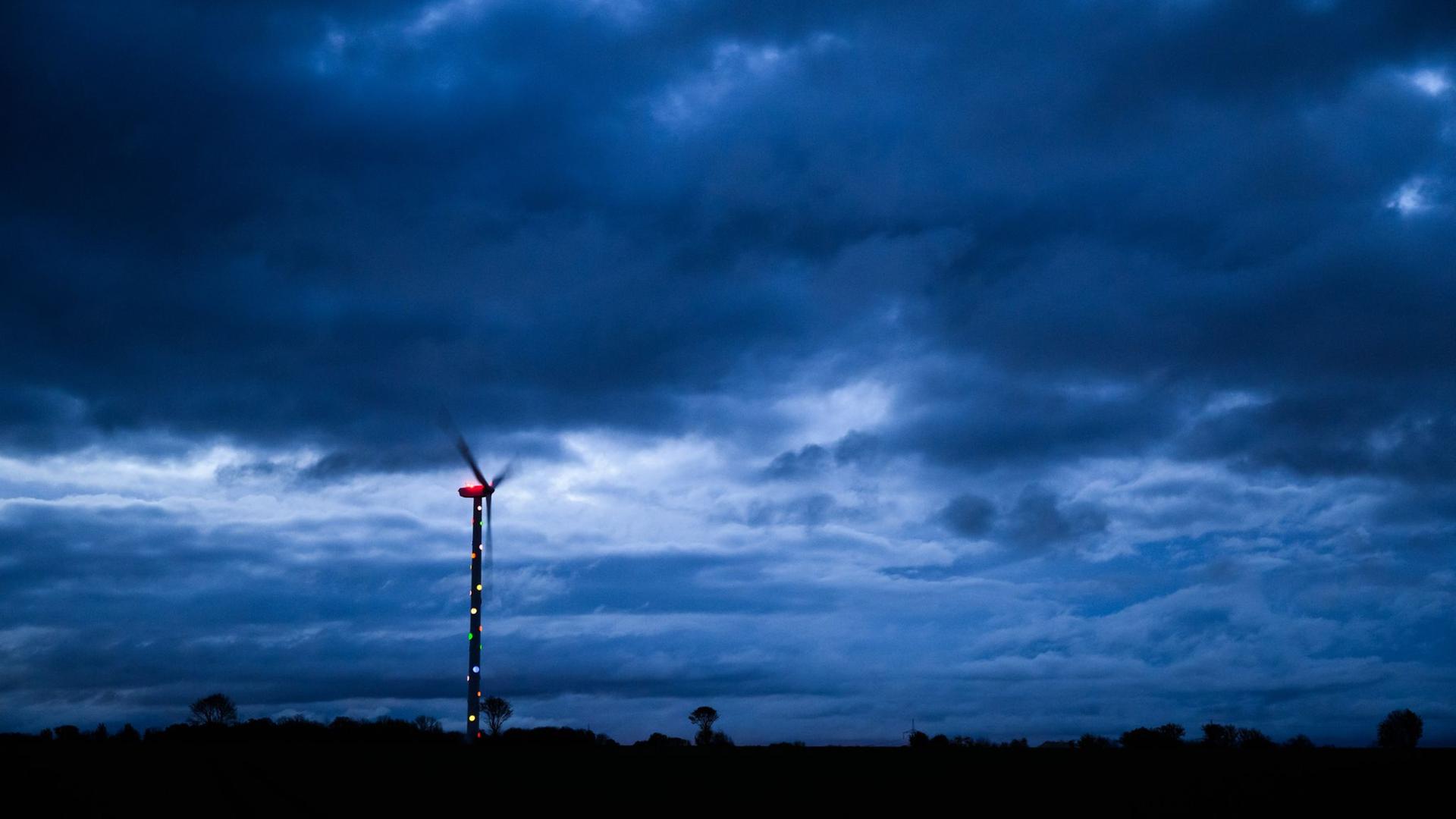 Dunkle Wolken ziehen bei Hannover über ein Windrad | Julian Stratenschulte, dpa 