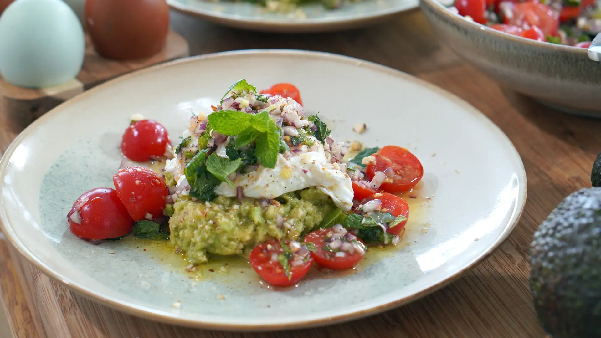 Avocadocreme mit Tomaten-Salsa und pochiertem Ei | ndr.de