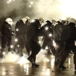 Einsatzkräfte der Polizei inmitten von Pyrotechnik in Hamburg.