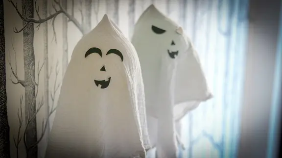 Deko-Geister für Halloween, die aus hängenden Tüchern auf Luftballons bestehen und auf denen ein aus schwarzer Pappe ausgeschnittenes Gesicht geklebt ist. | NDR, Elke Janning Deko-Geister für Halloween, die aus hängenden Tüchern auf Luftballons bestehen und auf denen ein aus schwarzer Pappe ausgeschnittenes Gesicht geklebt ist.