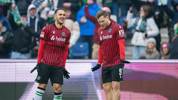 Hannovers Virgil Ghita (l.) und Benjamin Källman feiern ein Tor mit ihrem "Pinguin-Tanz" | IMAGO/Noah Wedel Hannovers Virgil Ghita (l.) und Benjamin Källman feiern ein Tor mit ihrem "Pinguin-Tanz"