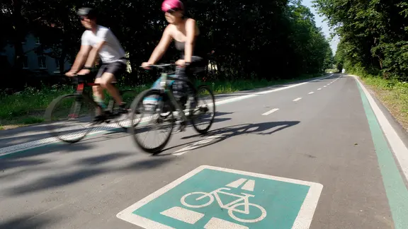 Fahrradfahrer sind auf einem Radschnellweg unterwegs.