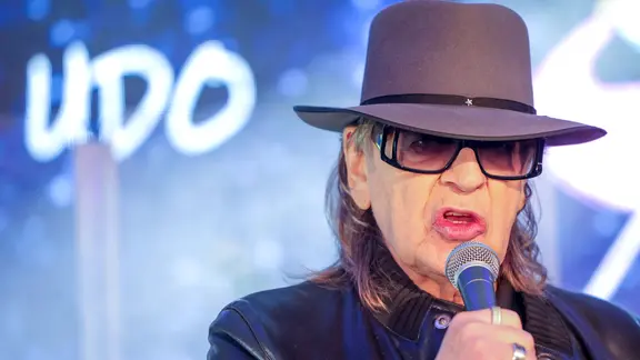 Udo Lindenberg mit schwarzer Brille und dunklem Hut singt bei einem Konzert in Hamburg