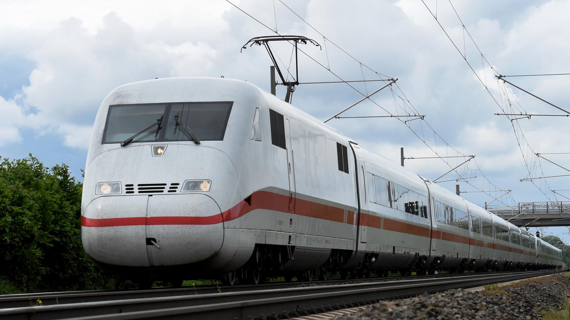 Ein ICE fährt auf einer Bahnstrecke im Landkreis Schaumburg. | picture alliance / dpa | Holger Hollemann