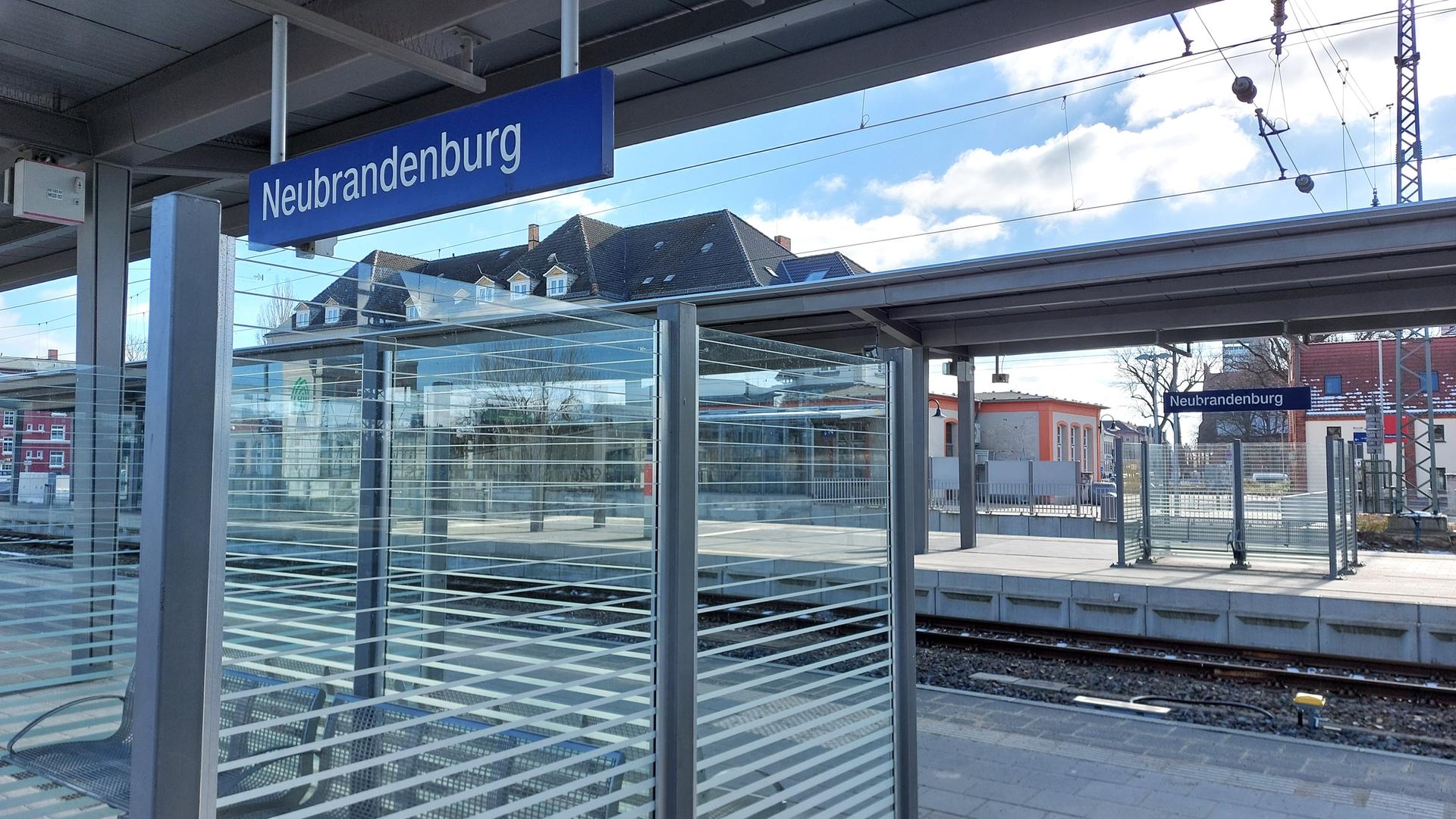 Auf einem der Bahnsteige des Bahnhofs von Neubrandenburg. | NDR, Stefan Thoms