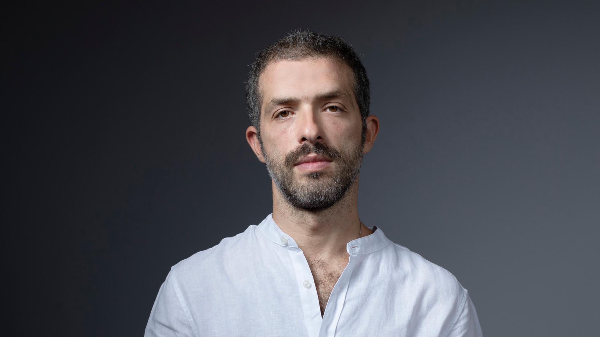 Ein Mann in eimem hellblauen Hemd im Porträt | Rori_Palazzo_4