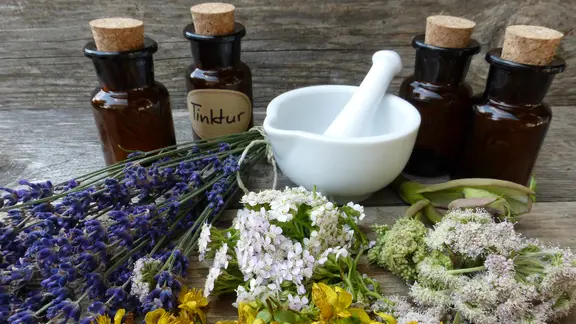 Zutaten für eine Aromatherapie.