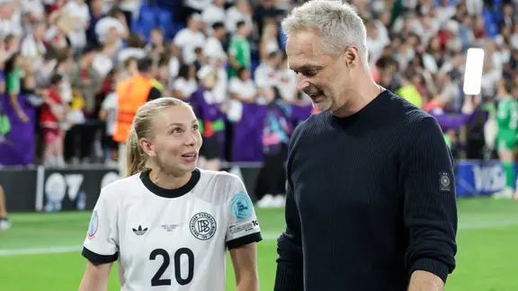 Frauen-Bundestrainer Christian Wück im Gespräch mit Elisa Senß | IMAGO/Hendrik Gräfenkämper Frauen-Bundestrainer Christian Wück im Gespräch mit Elisa Senß