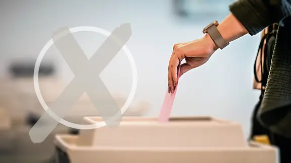 Eine Urne এ Eine Hand steckt einen Wahlzettel. (Themenbild/Grafik NDR MV) | IMAGO/Funke ফটো পরিষেবা/Grafik NDR MV Eine Urne এ Eine Hand steckt einen Wahlzettel. (থিমেনবিল্ড/গ্রাফিক এনডিআর এমভি)