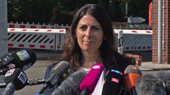 Die Volkswagen-Betriebsratsvorsitzende Daniela Cavallo gibt ein Pressestatement ab.