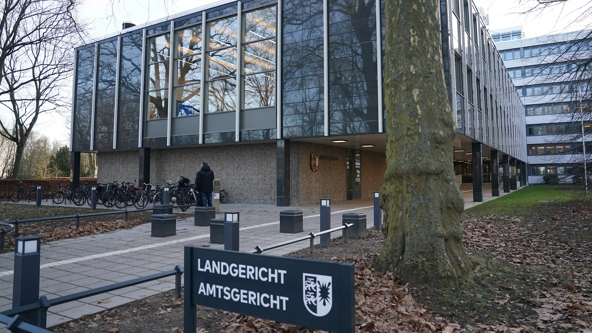 Tödlicher Raser-Unfall auf A20: Prozess gegen Polizisten startet