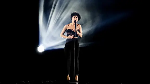 Die Sängerin Barbara Pravi auf der Bühne vom ESC