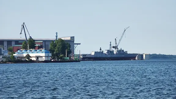 Eine Fregatte auf dem Werftgelände in Flensburg