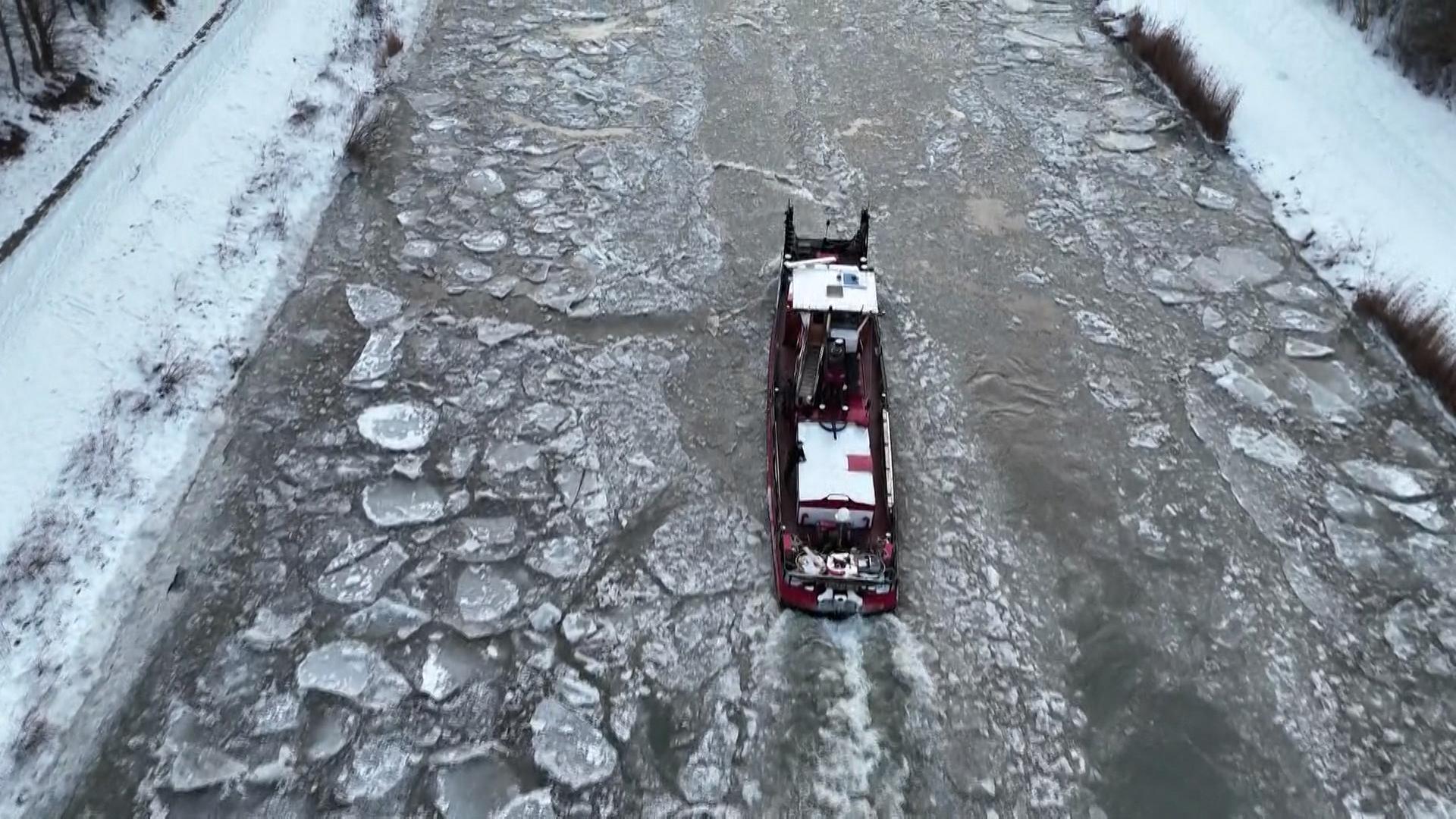 Drohnenaufnahme eines Eisbrechers auf dem Mittellandkanal. | TeleNewsNetwork