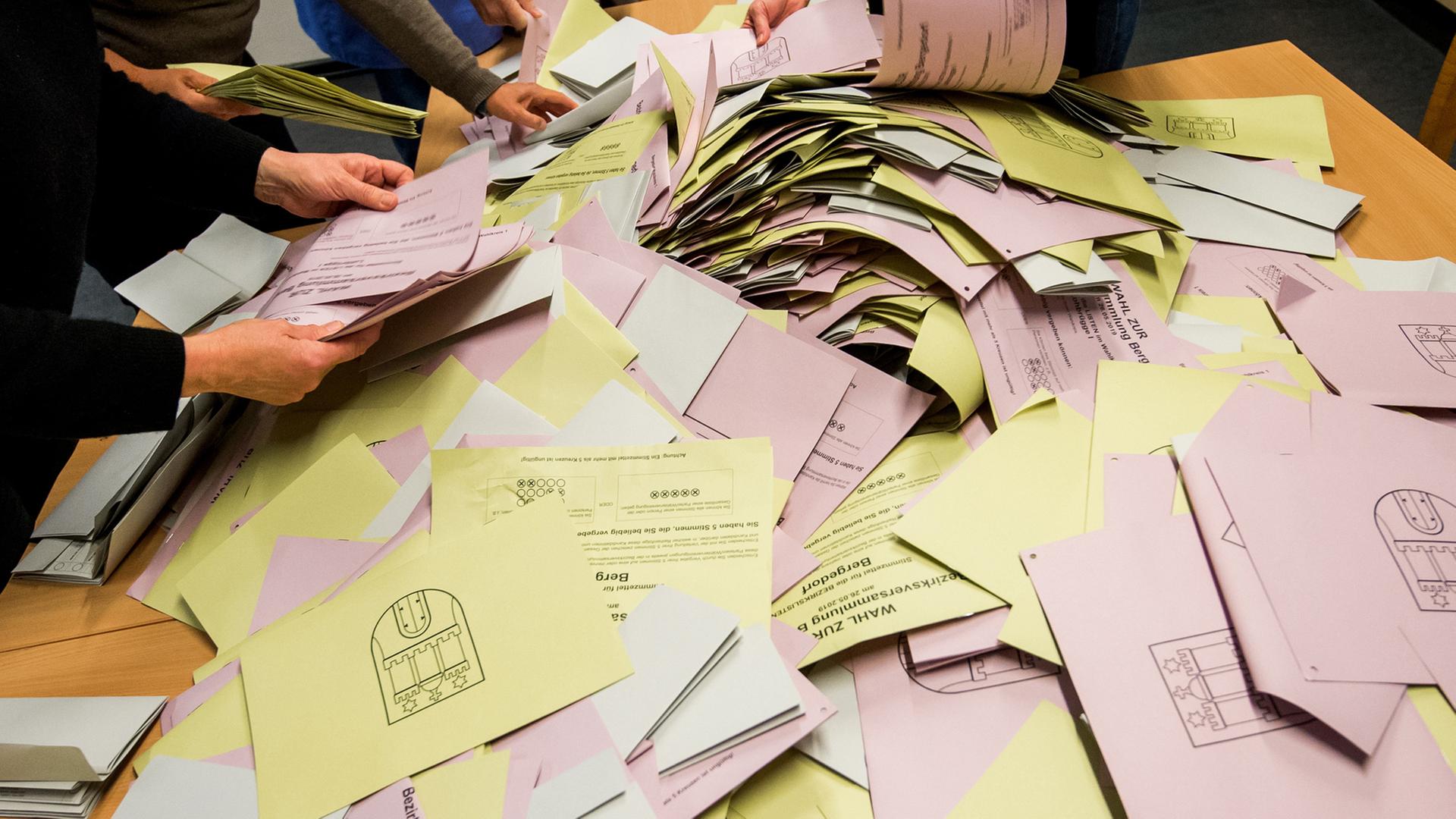 Zwei Volksentscheide stehen an: Hamburg sucht Wahlhelfer