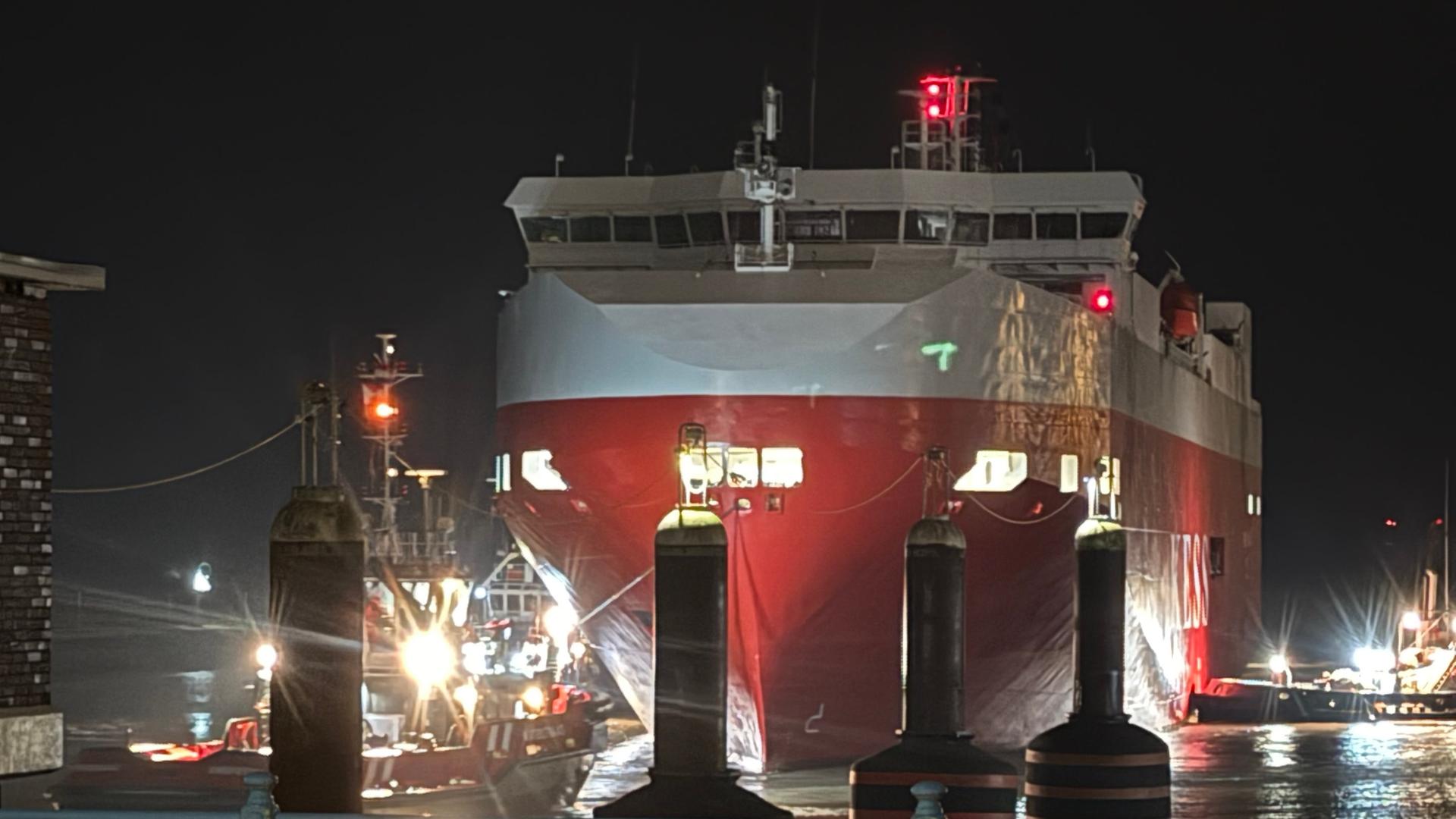 Schlepper ziehen den Autofrachter 