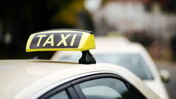 Mehrere Taxen stehen in einer Reihe