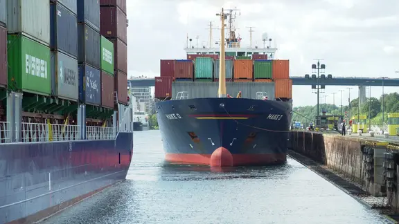 Ein großes Containerschiff hat in der Schleuse in Brunsbüttel festgemacht.