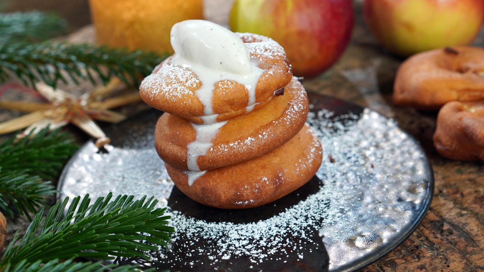 Apfelkrapfen mit Vanilleeis | NDR/Florian Kruck