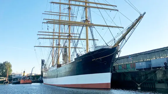 Die historische Viermastbark PEKING auf ihrem Liegeplatz unmittelbar vor dem Hafenmuseum Hamburg.