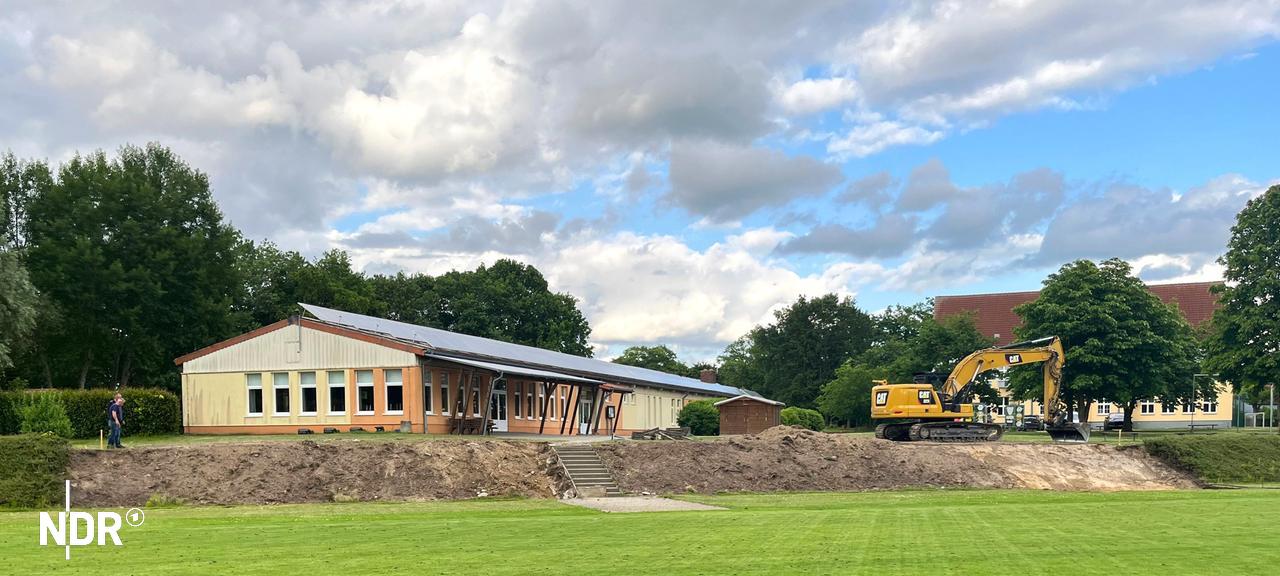 Bauarbeiten im Fritz-Reuter-Sportpark in Siedenbollentin haben begonnen. | NDR Bauarbeiten im Fritz-Reuter-Sportpark in Siedenbollentin haben begonnen.
