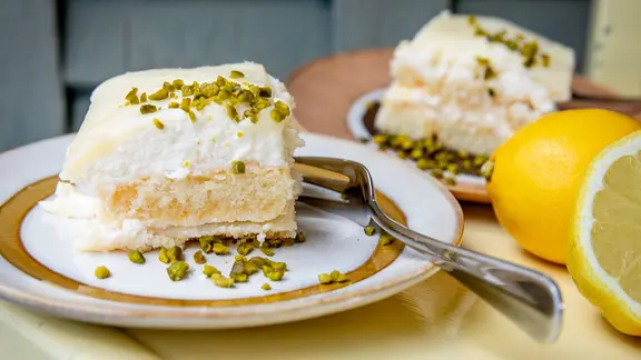 Tiramisu mit Zitronencreme auf einem Teller serviert.