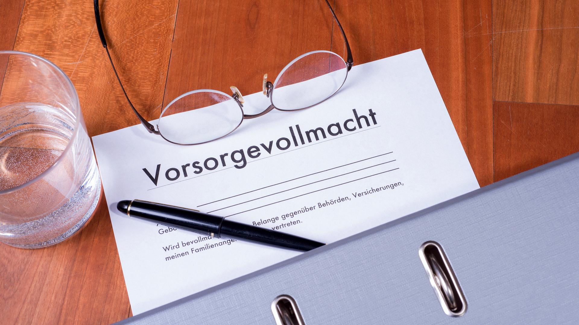 Vorsorgevollmacht, Brille und Stift liegen auf einem Tisch. | Fotolia.com, Jürgen Hüls