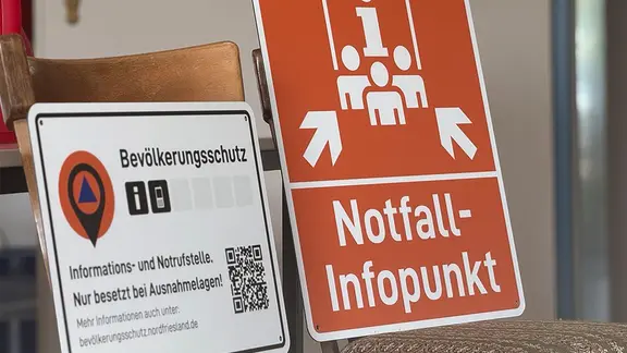 Auf zwei Warnschildern steht "Notfallpunkt" und "Bevölkerungsschutz".
