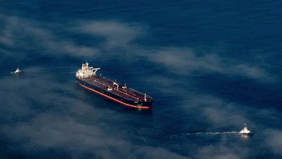 Der manövrierunfähige Tanker "Eventin" liegt zwischen Binz und Sassnitz auf der Reede Sassnitz.