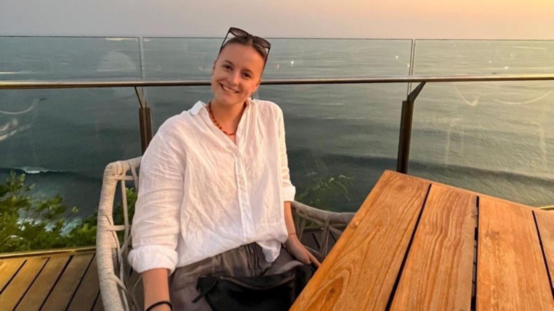 Eine junge Frau sitzt in einem Café am Meer. | Astrid und Göran P.