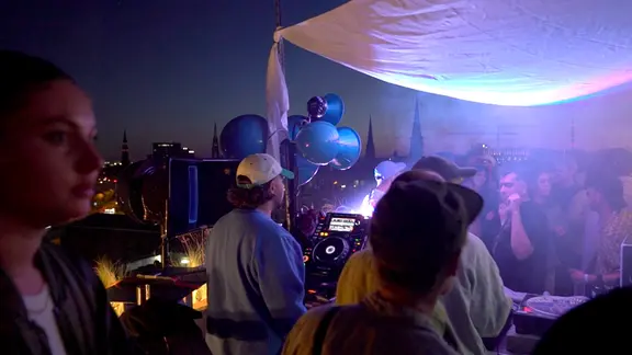 Vom Speaker bis zur Nebelmaschine: Das Småland-Kollektiv organisiert ihre Partys komplett in Eigenregie.