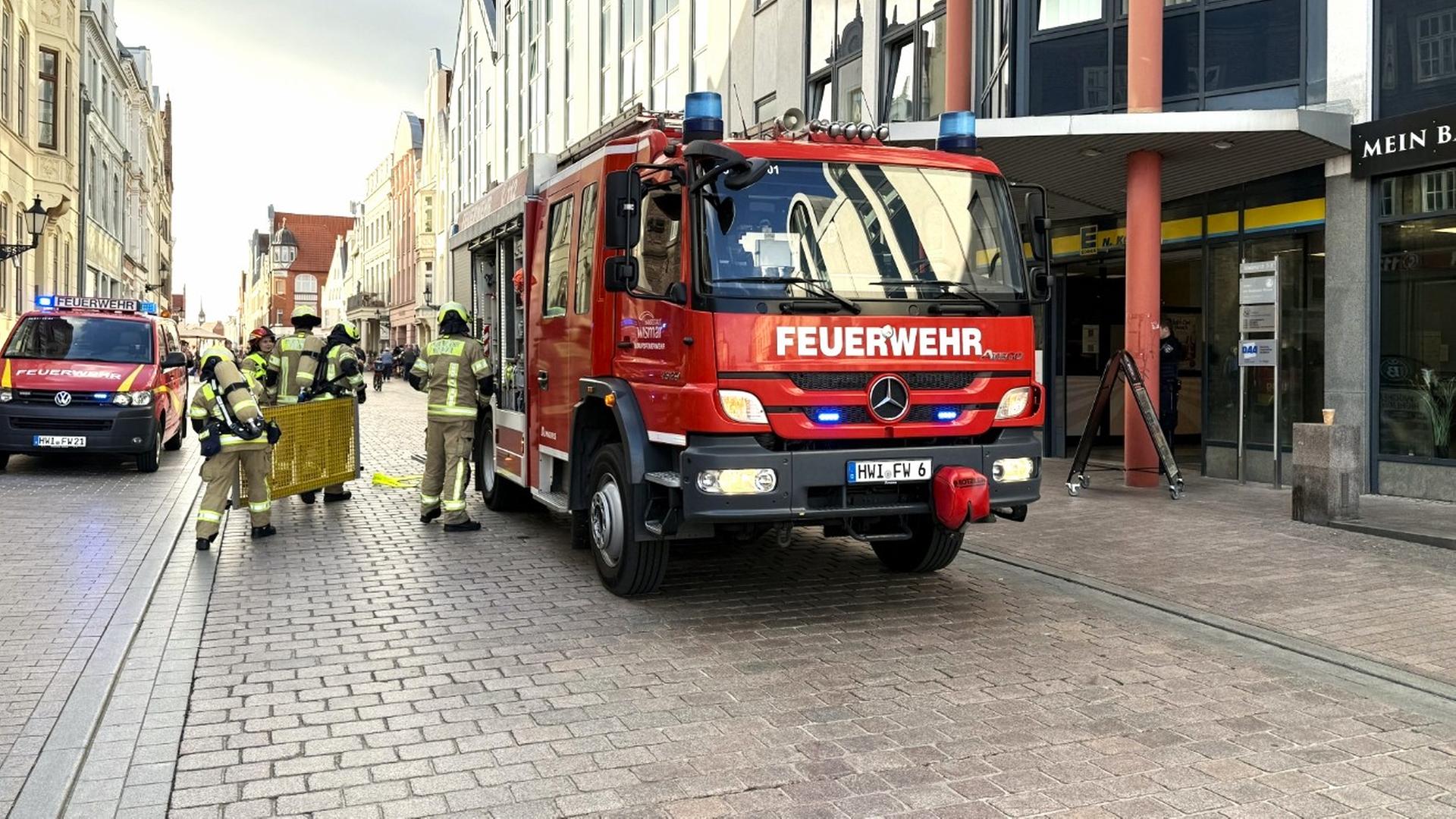 Feuerwehreinsatz in Wismar: Edeka-Markt geräumt | NDR