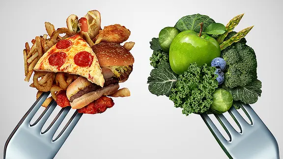 Gemüse und Pizza jeweils auf einer Gabel aufgespießt. | Fotolia.com, freshidea Gemüse und Pizza jeweils auf einer Gabel aufgespießt.