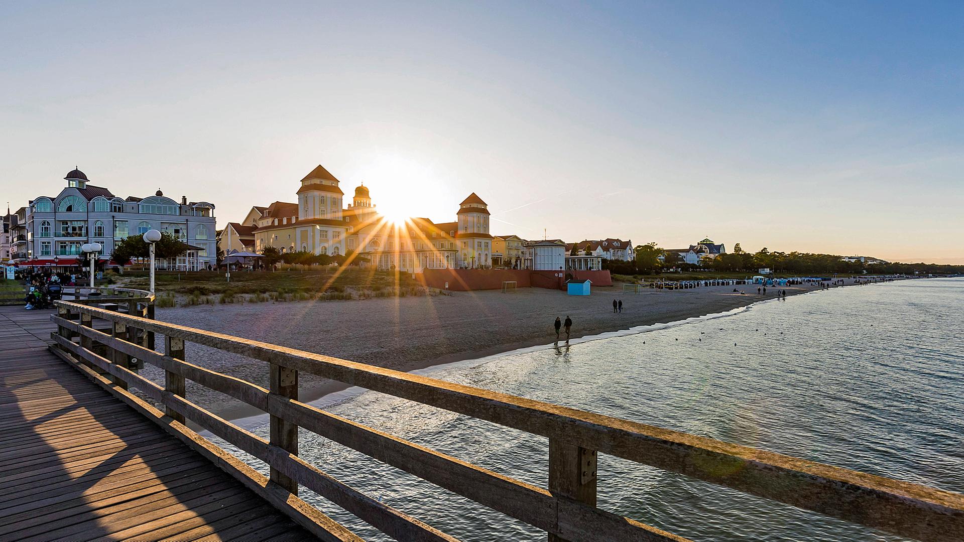 Über der Seebrücke in Binz auf Rügen geht die Sonne unter. | IMAGO Images / Westend61