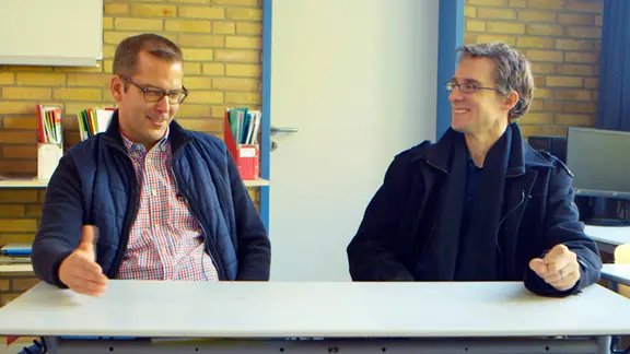 Kai Finck (l.) und Martin Hagen (r.) in ihrem alten Klassenzimmer