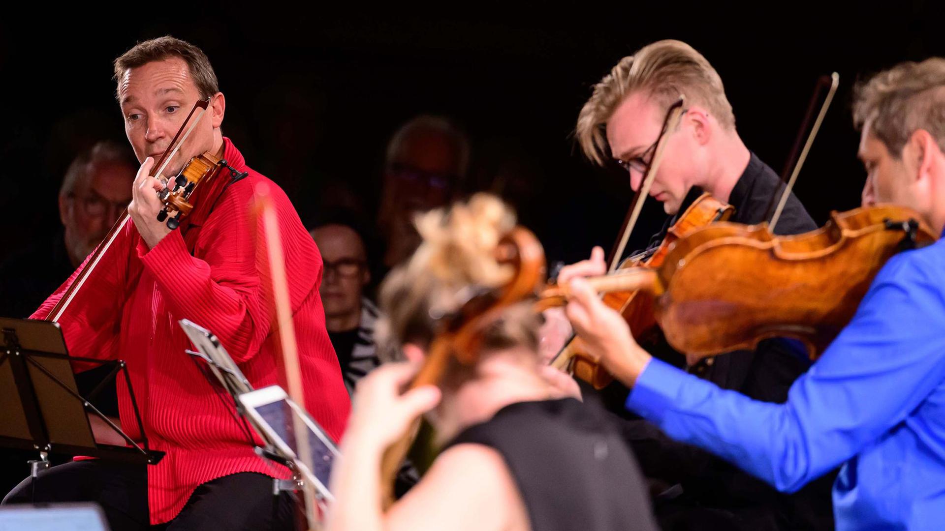 Kuss Quartett mit Intendant Oliver Wille (l.) spielen bei den Sommerlichen Musiktagen Hitzacker. | Philipp Schulze/dpa