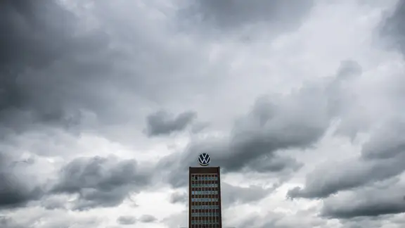 Dunkle Wolken ziehen über dem Markenhochhaus auf dem Gelände des VW-Werks Wolfsburg.