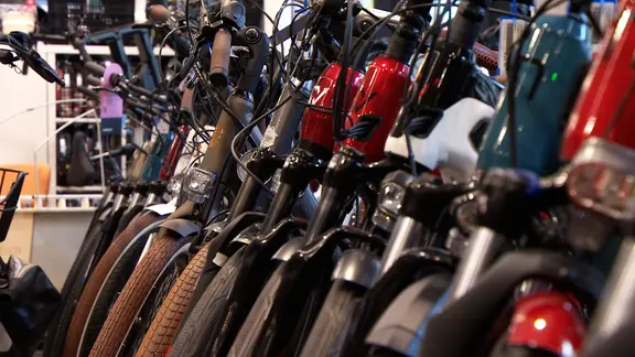 E-Bikes stehen in einer Reihe.