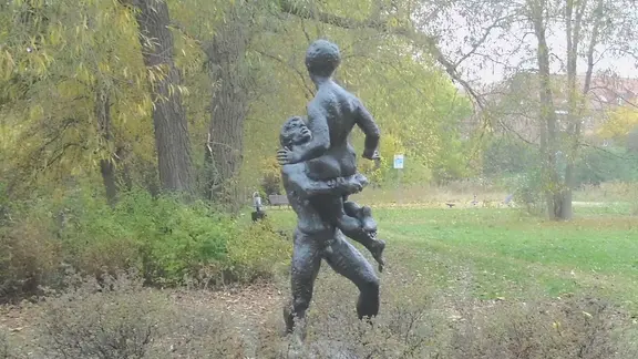 eine skulptur aus bronze zeigt einen mann und eine frau im ziegeleipark in wismar