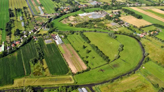 Die schmale Gose Elbe ist nur ein kurzes Stück mit Motorbooten befahrbar. | imago/imagebroker Die Gose-Elbe fließt durch die Vier- und Marschlande (Luftaufnahme).
