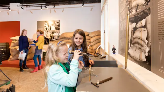 Kinder begutachten im Speicherstadtmuseum Hamburg Probenstecher und andere Arbeitsgeräte der Quartiersleute