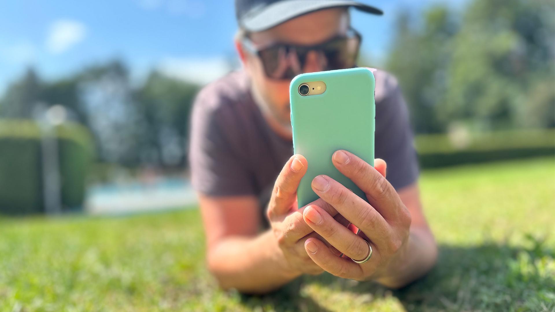 Eltern am Handy: Freibäder sehen verantwortungsloses Verhalten